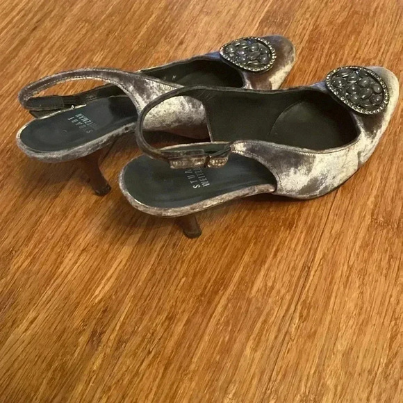 Stuart Weitzman gray velvet jeweled round toe heels size 8 - Picture 5 of 7